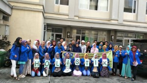 Pimpinan RS Holistik Purwakarta berfoto bersama Mahasiswa dan Dosen pendamping Prodi DIII Keperawatan Unimus
