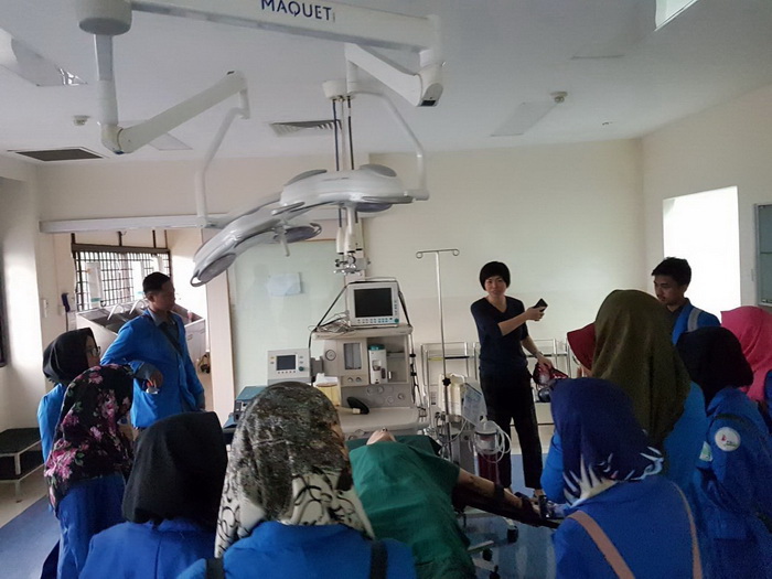 Para mahasiswa saat mendapatkan penjelasan atau simulasi pasien di ruang operasi Ngee Ann Polyechnic Singapura