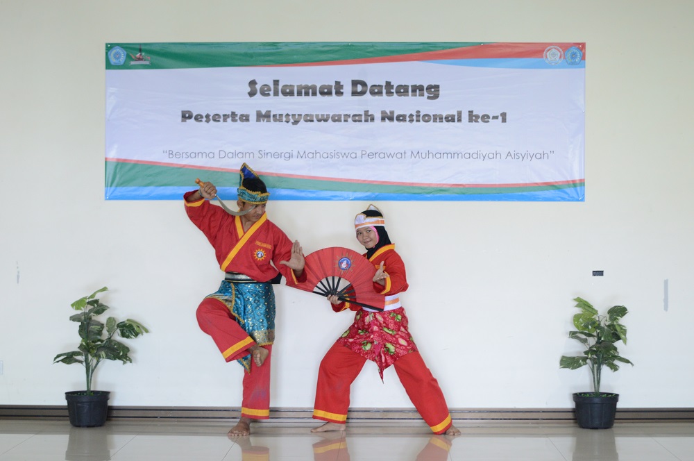 Tampilan mahasiswa keperawatan dalam atraksi Tapak Suci pada acara pembukaan Munas